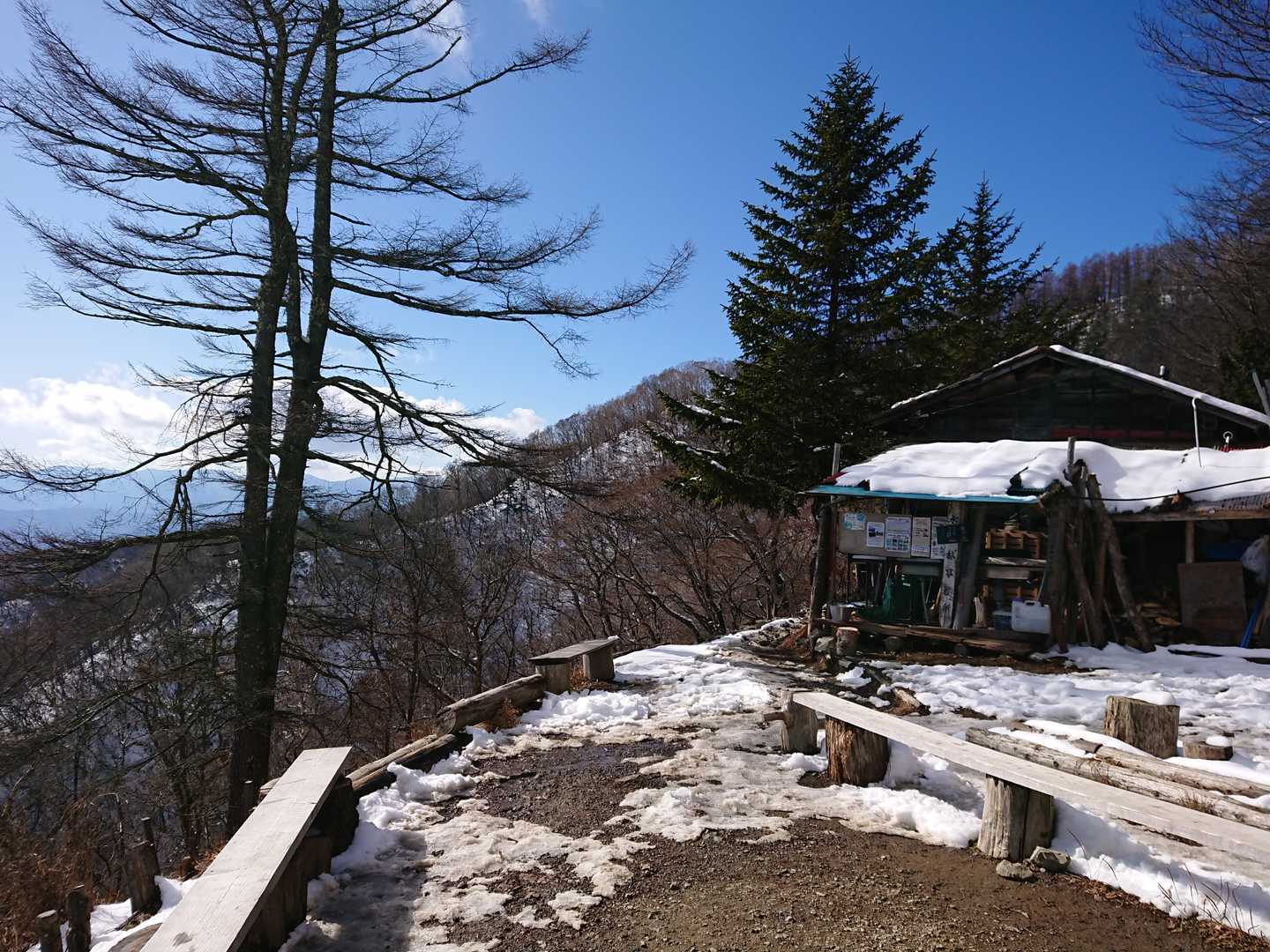 2019年12月25日の七ッ石小屋。小屋の屋根と周囲の地面に雪が残る